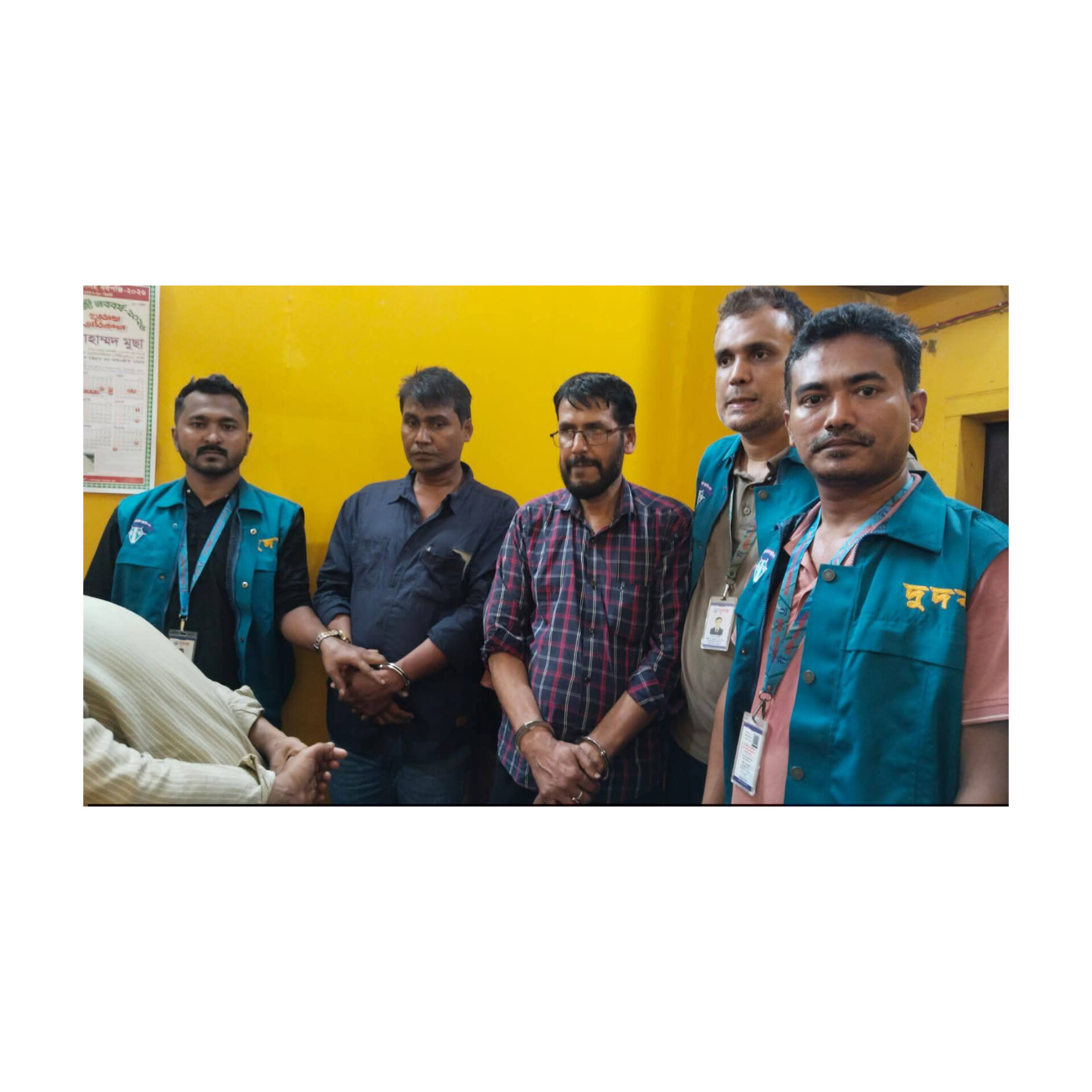 ঘুষের ২ লাখ টাকা নেওয়ার সময় সাব-রেজিস্ট্রারসহ আটক ৩