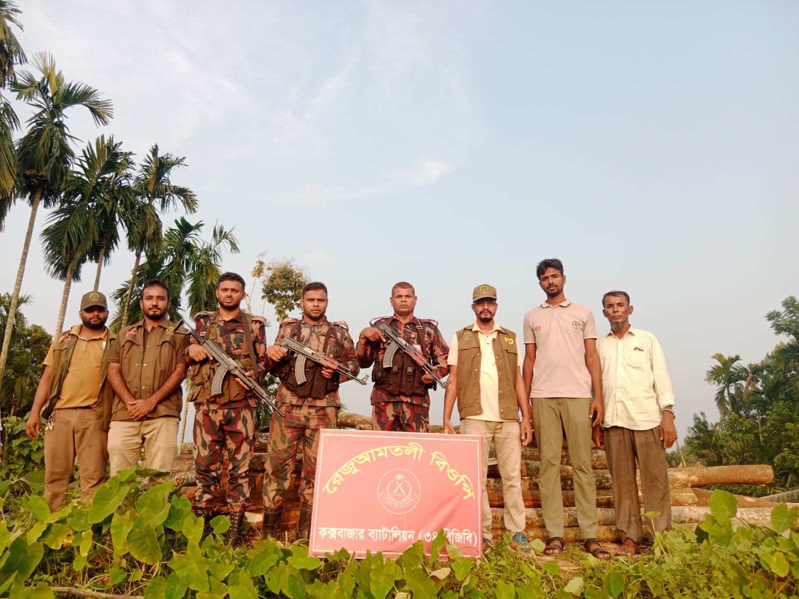 উখিয়ায় যৌথ অভিযানে ৫০ টুকরা গোলকাঠ জব্দ