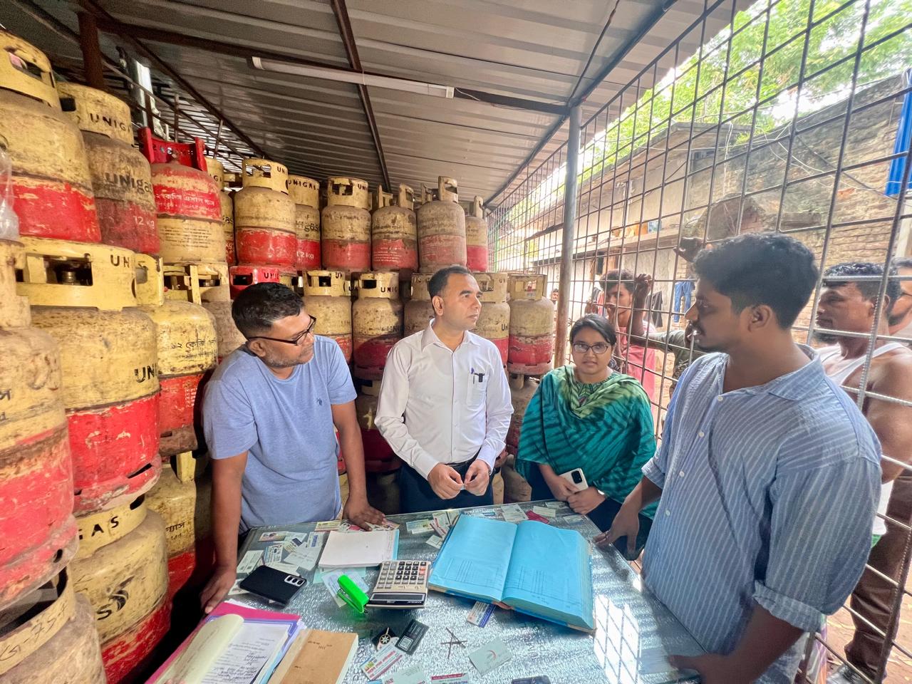গ্যাস ও নিত্যপণ্যের বাজারে অভিযান: ৪২ জেলায় ১১৯ প্রতিষ্ঠানকে জরিমানা